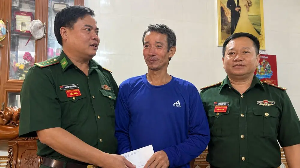 Ngư dân Nguyễn Mạnh Cường an toàn sau gần 8 giờ mất tích trên biển. Đồn Biên phòng Cửa khẩu Cảng Gianh đến thăm hỏi, động viên ông.