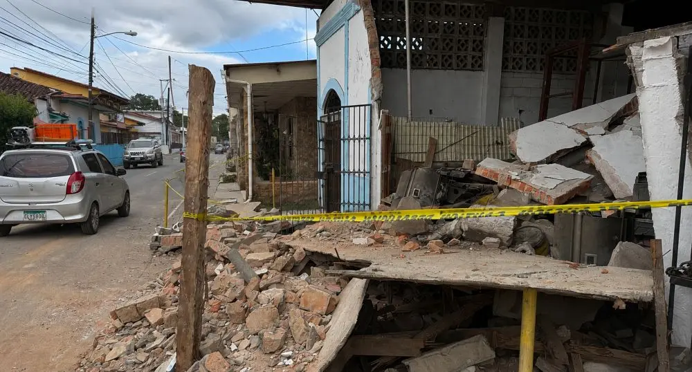 Động đất 7,7 độ ở Panama gây hư hại nhà cửa, công trình và kích hoạt cảnh báo sóng thần. Hình ảnh hiện trường cho thấy mức độ tàn phá.