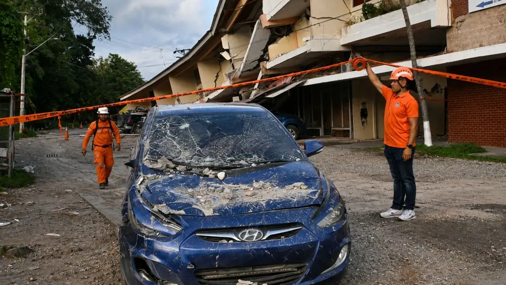 Động đất 7,7 độ ở Panama ngày 9/10 làm hư hại ôtô, khiến một phần tòa nhà sụp đổ và kích hoạt cảnh báo sóng thần.
