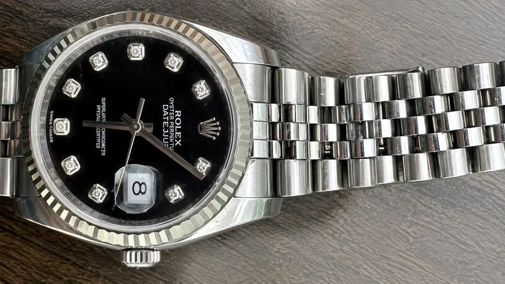 Công an phường Cầu Giấy tìm chủ nhân đồng hồ Rolex do người dân nhặt được và giao nộp. Ai đã đánh rơi tài sản này?