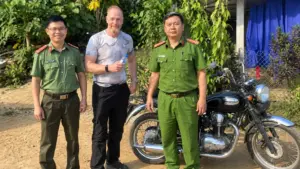 Du khách Anh bị lạc giữa rừng khi đi xe máy từ Quy Nhơn ra Đà Nẵng, thủng lốp và được cảnh sát hỗ trợ tìm đường.