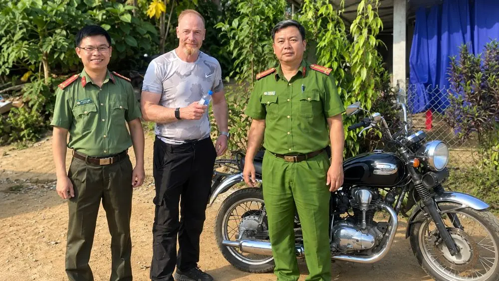 Du khách Anh bị lạc giữa rừng khi đi xe máy từ Quy Nhơn ra Đà Nẵng, thủng lốp và được cảnh sát hỗ trợ tìm đường.