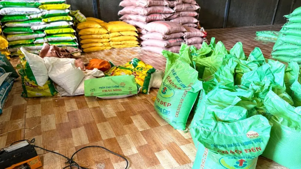 Gia Lai phát hiện hơn 9 tấn gạo giả tại kho của một đôi vợ chồng. Vụ việc hé lộ thủ đoạn đóng gói gạo giá rẻ dưới nhãn hiệu Thái Sơn.