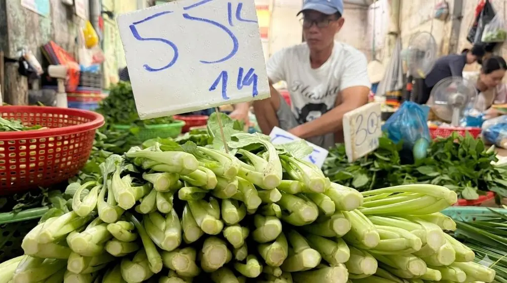 Giá rau củ tại TPHCM tăng mạnh do nguồn cung giảm, trong đó cải ngọt lên 55.000 đồng/kg, nhiều loại rau gia vị vượt 100.000 đồng/kg.