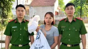 Phụ nữ ở Nghệ An tự nguyện giao nộp trăn gấm quý hiếm nặng 11,5kg. Cá thể trăn được lực lượng chức năng thả về môi trường tự nhiên.