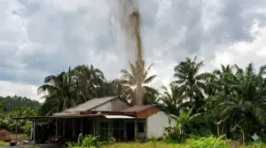 Giếng khoan hơn 10 năm tuổi ở Vĩnh Long bất ngờ phun cột nước cao khoảng 15m. Cơ quan chức năng đang kiểm tra nguyên nhân.