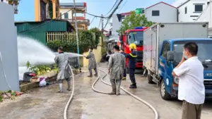 Lực lượng Cảnh sát PCCC&CNCH Công an TP Hà Nội triển khai biện pháp khống chế khí độc trong vụ nghi rò rỉ hóa chất khiến khoảng 40 người nhập viện.
