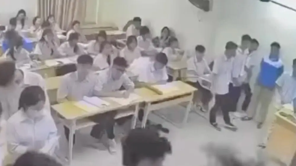 Hà Nội xác minh thông tin nam sinh lao lên bục giảng đánh vào đầu cô giáo ngay trong lớp học. Sự việc gây xôn xao dư luận và đặt ra vấn đề về bạo lực học đường.