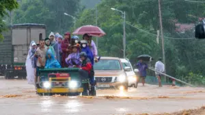 Hà Tĩnh tiếp tục có mưa to trong ngày và đêm 10/10, cùng Thanh Hóa và Nghệ An đối mặt nguy cơ mưa lớn, có nơi lượng mưa vượt 200 mm/ngày.