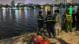 Hai người đàn ông tử vong khi câu cá tại hồ Định Công, Hà Nội. Lực lượng cứu hộ tìm kiếm hơn hai giờ mới tìm thấy thi thể các nạn nhân.
