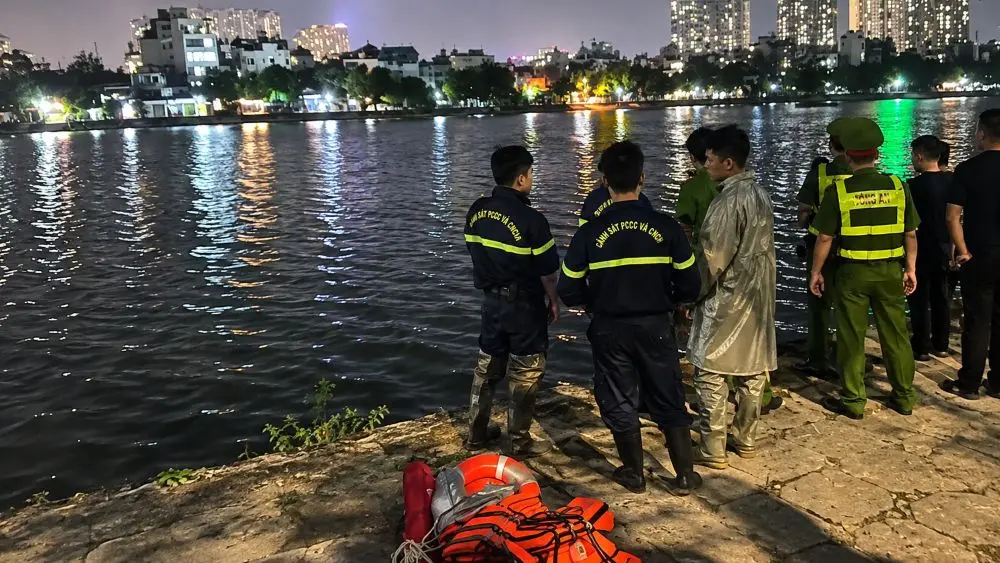 Hai người đàn ông tử vong khi câu cá tại hồ Định Công, Hà Nội. Lực lượng cứu hộ tìm kiếm hơn hai giờ mới tìm thấy thi thể các nạn nhân.