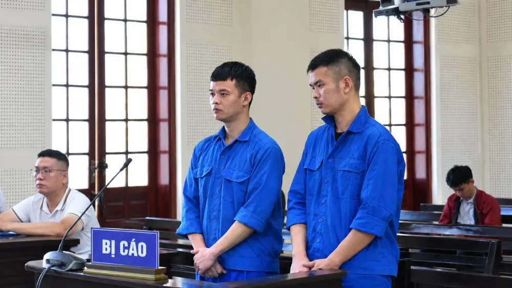 Hai tài xế Dương Mạnh Tài và Hồ Văn Duy lĩnh án tù vì 2 lần chở 10 người Trung Quốc ở lại Việt Nam trái phép.