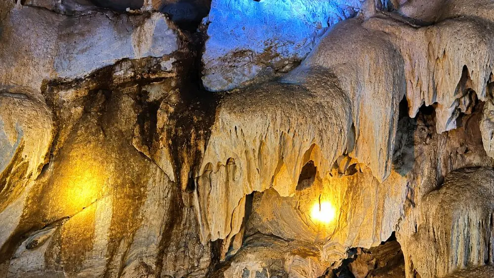 Khám phá vẻ đẹp kỳ ảo của hang động với hệ thống thạch nhũ độc đáo, những khối đá vôi nhiều hình dạng và ánh sáng lung linh.