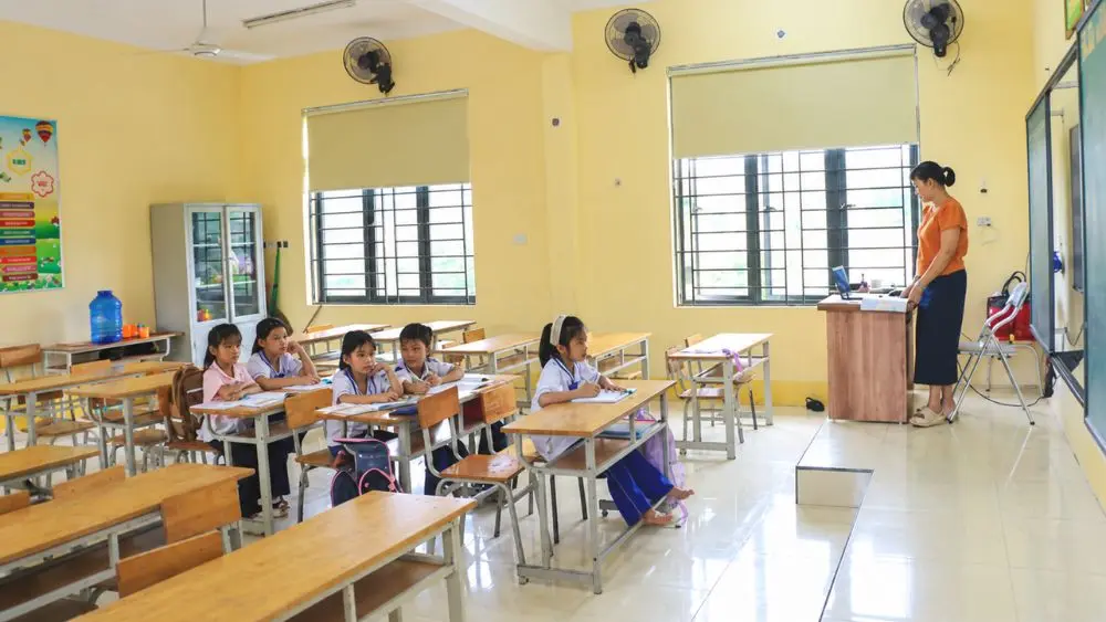 Hàng trăm học sinh ở Nghệ An chưa trở lại trường sau nhiều tuần nghỉ học; 12 phụ huynh nhận thức việc ngăn con đi học là sai và cam kết đưa con trở lại lớp.