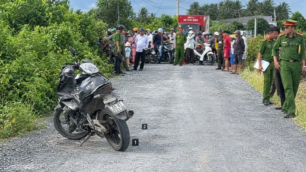 Vụ cô gái 21 tuổi bị hiếp dâm trên đường đi làm về tại Vĩnh Long: công an đã khởi tố, bắt tạm giam nghi phạm để điều tra.