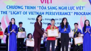 Hoàng Kim Vị vượt qua nghịch cảnh, nỗ lực vươn lên và được vinh danh tại Giải thưởng Tỏa sáng nghị lực Việt. Câu chuyện truyền cảm hứng về người khuyết tật.