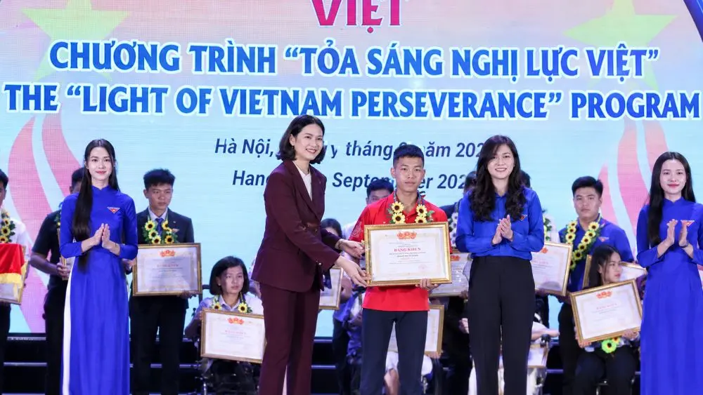 Hoàng Kim Vị vượt qua nghịch cảnh, nỗ lực vươn lên và được vinh danh tại Giải thưởng Tỏa sáng nghị lực Việt. Câu chuyện truyền cảm hứng về người khuyết tật.