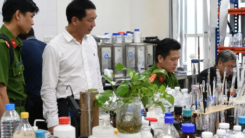 Khởi tố 28 bị can thuộc 4 bộ, ngành liên quan hành vi sửa số liệu quan trắc từ “Không đạt” thành “Đạt”. Vụ án đang được điều tra mở rộng.