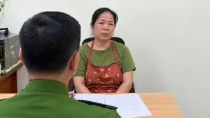 Khởi tố, bắt tạm giam Nguyễn Thị Hoa ở Hà Nội để điều tra hành vi gây rối trật tự công cộng, chửi bới và đổ chất thải chắn lối đi chung.