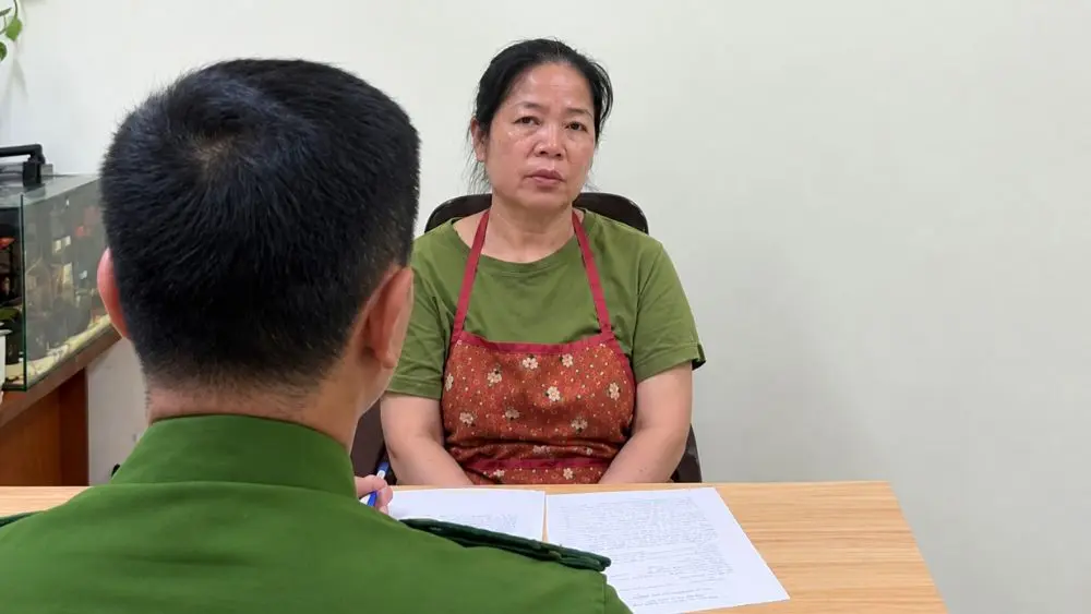 Khởi tố, bắt tạm giam Nguyễn Thị Hoa ở Hà Nội để điều tra hành vi gây rối trật tự công cộng, chửi bới và đổ chất thải chắn lối đi chung.