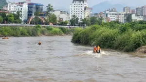 Vụ kiểm lâm viên mất tích trên sông Hồng ở Lào Cai: Hé lộ diễn biến sự việc và nỗ lực tìm kiếm giữa dòng nước chảy xiết.