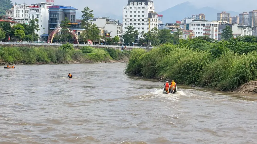 Vụ kiểm lâm viên mất tích trên sông Hồng ở Lào Cai: Hé lộ diễn biến sự việc và nỗ lực tìm kiếm giữa dòng nước chảy xiết.
