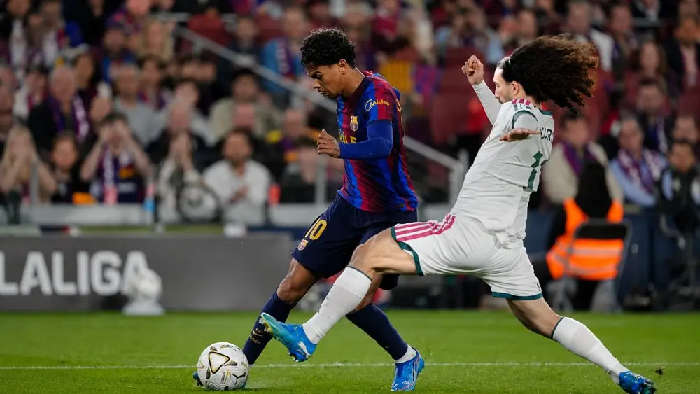 Real Madrid thắng Barcelona 2-1 ở Siêu kinh điển nhờ cú đúp của Mbappe. Lamine Yamal gặp khó trước hàng thủ đối phương và bỏ lỡ cơ hội ghi bàn.