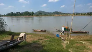 Lật thuyền khi gom sắt vụn trên sông Lam, 2 vợ chồng ở Nghệ An mất tích; lực lượng chức năng đang tổ chức tìm kiếm, cứu nạn.
