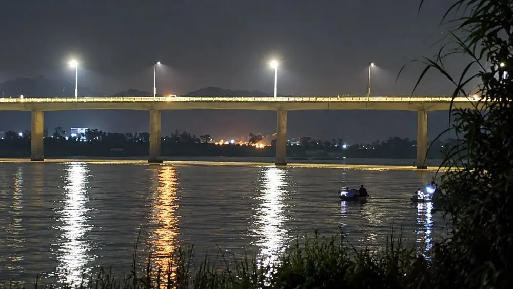 Lật thuyền trên sông Lam, hai vợ chồng ở Nghệ An mất tích khi đi tìm phế liệu. Lực lượng chức năng đang khẩn trương tìm kiếm.