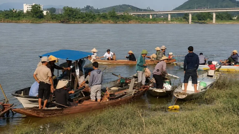 Lật thuyền khi vớt phế liệu trên sông Lam, 2 vợ chồng mất tích; người dân và lực lượng chức năng đang khẩn trương tìm kiếm.