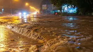 Lũ cát đỏ tràn xuống đường Nguyễn Thông, Mũi Né sau mưa lớn, gây khó khăn cho phương tiện qua lại tối 6/10.