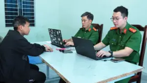 Lý Xuân Hoạt cùng 2 đối tượng liên quan vụ đập vỡ kính gần 10 ô tô ở Nghệ An bị công an truy xét, làm rõ nguyên nhân.