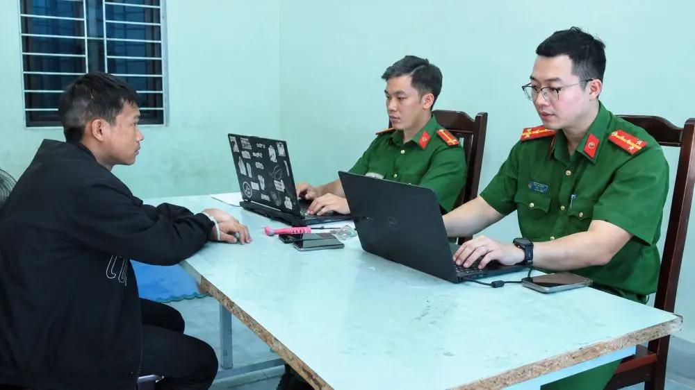 Lý Xuân Hoạt cùng 2 đối tượng liên quan vụ đập vỡ kính gần 10 ô tô ở Nghệ An bị công an truy xét, làm rõ nguyên nhân.