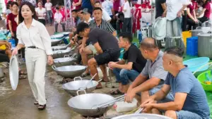 Hàng chục nam giới ở thôn Thủy Trầm, xã Tiên Lương, tỉnh Phú Thọ, cùng nhau sơ chế, nấu nướng, xào thức ăn để phục vụ hơn 100 mâm cỗ trong đám cưới của một gia đình.