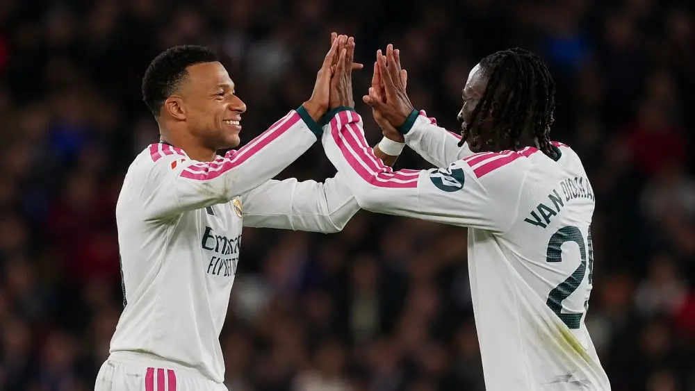 Mbappe lập cú đúp giúp Real Madrid thắng Barcelona 2-1 ở Siêu kinh điển. Xem khoảnh khắc tiền đạo người Pháp ăn mừng chiến thắng cùng đồng đội.