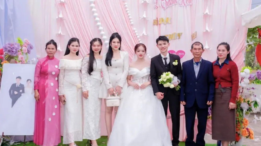 Mẹ kế ở Nghệ An dành 23 năm yêu thương, chăm sóc 4 con riêng của chồng bằng tình thương và sự bao dung, viết nên câu chuyện gia đình xúc động.