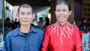 Mẹ kế ở Nghệ An dành 23 năm yêu thương, chăm sóc 4 con riêng của chồng bằng tình thương và sự bao dung, viết nên câu chuyện gia đình xúc động.