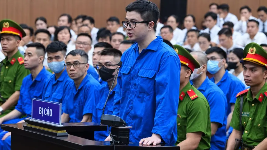 Mr Pips Phó Đức Nam tại phiên tòa xét xử vụ lừa đảo 1.600 tỉ đồng. Cựu công an khai nhận 80-90 triệu đồng mỗi tháng từ Nam.