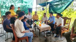MTTQ Nghệ An trao 125 triệu đồng hỗ trợ gia đình anh Hoàng Văn Thành, giúp vợ chồng cùng mắc bệnh nặng có thêm điều kiện chữa trị.