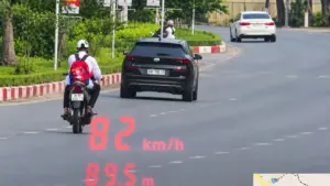 Nam sinh 16 tuổi điều khiển xe máy vi phạm tốc độ, tiềm ẩn nguy cơ mất an toàn giao thông và gây nguy hiểm cho bản thân, người đi đường.