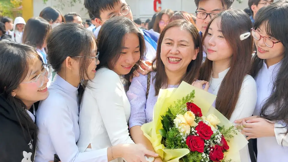 Vụ nam sinh đánh cô giáo đặt ra yêu cầu nhìn nhận lại những giá trị cần ưu tiên trong giáo dục, đặc biệt là đạo đức và sự tôn trọng thầy cô.