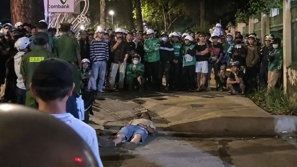 Nam thanh niên rượt đánh người đi đường tại Đắk Lắk rồi nằm bất động khi công an có mặt. Diễn biến vụ việc gây chú ý.