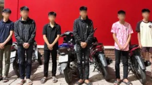 Công an phường Cửa Lò kịp thời ngăn chặn nhóm thanh thiếu niên có dấu hiệu đua xe trái phép, đưa 9 trường hợp cùng 5 xe mô tô về trụ sở xác minh.