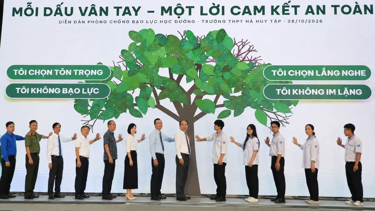 Nghệ An lan tỏa thông điệp tôn trọng, lắng nghe và nói không với bạo lực học đường qua hoạt động cam kết tại diễn đàn.