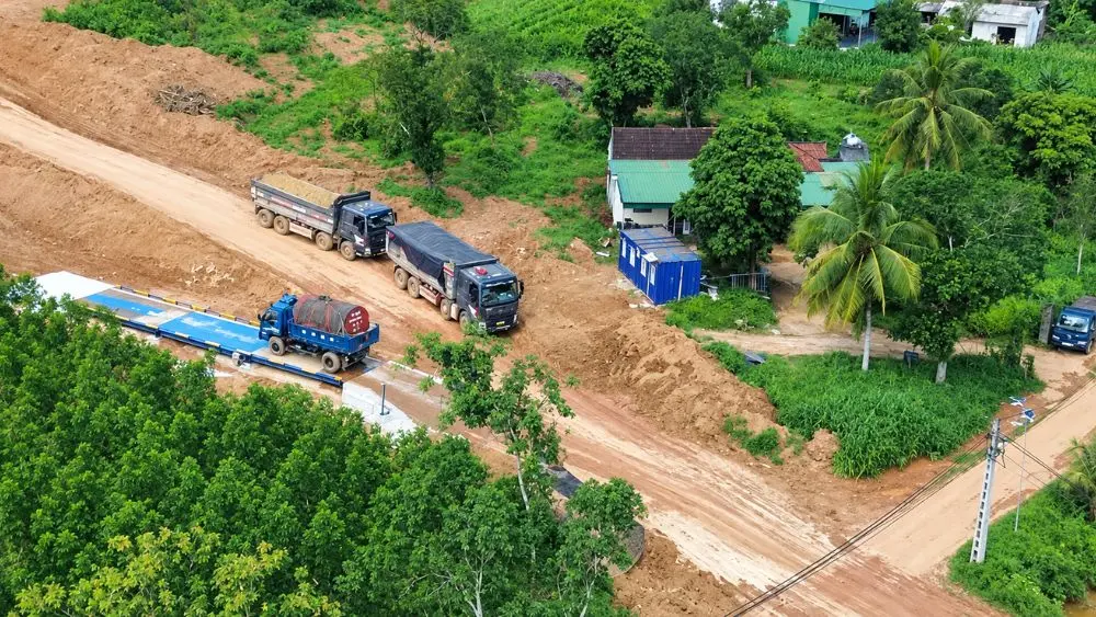 Đoàn xe chở đất phục vụ cao tốc Vinh - Thanh Thủy có dấu hiệu né trạm cân, đặt ra yêu cầu siết chặt quản lý tài nguyên tại Nghệ An.