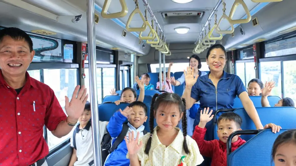 Nghệ An chỉ đạo duy trì xe đưa đón học sinh Tiến Sơn, hỗ trợ học sinh trở lại trường và giải quyết các vấn đề liên quan đến điểm trường lẻ.