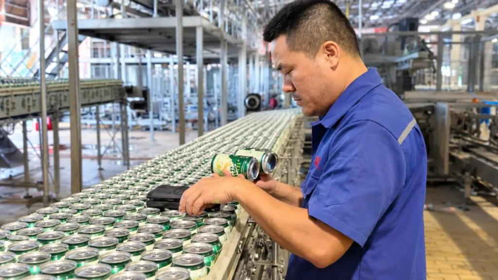 Doanh nghiệp Nghệ An tăng cường kiểm soát chất lượng và an toàn thực phẩm trong sản xuất đồ uống, đáp ứng yêu cầu ngày càng cao của người tiêu dùng.