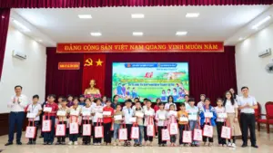 Nghệ An trao học bổng, tiếp sức 506 học sinh có hoàn cảnh khó khăn đến trường, góp phần động viên các em vươn lên trong học tập.