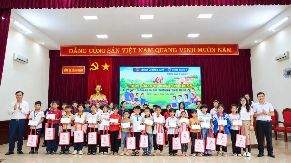 Nghệ An trao học bổng, tiếp sức 506 học sinh có hoàn cảnh khó khăn đến trường, góp phần động viên các em vươn lên trong học tập.