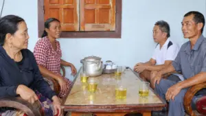 Căn nhà của vợ chồng ông Bùi Nguyên Đạt, bà Phan Thị Thủy ở Nghệ An là nơi xóm giềng gặp gỡ, chuyện trò và lan tỏa câu chuyện gia đình ấm áp.